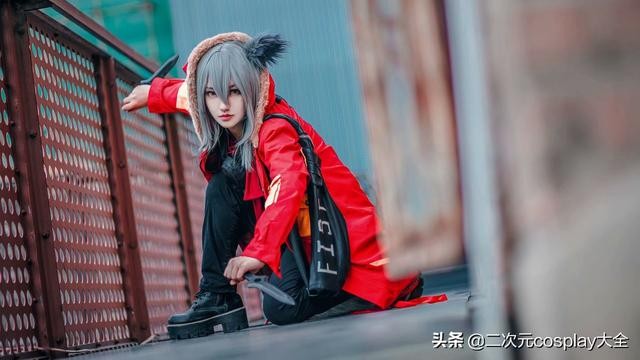 帅气型姐《明日方舟》红cos，颜值与气质，俊秀有范-2.jpg