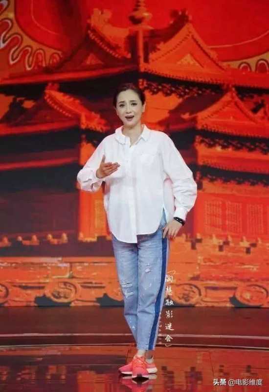 她是国家一级演员，丈夫因病去世，为了女儿守寡10年，今登台唱戏-1.jpg