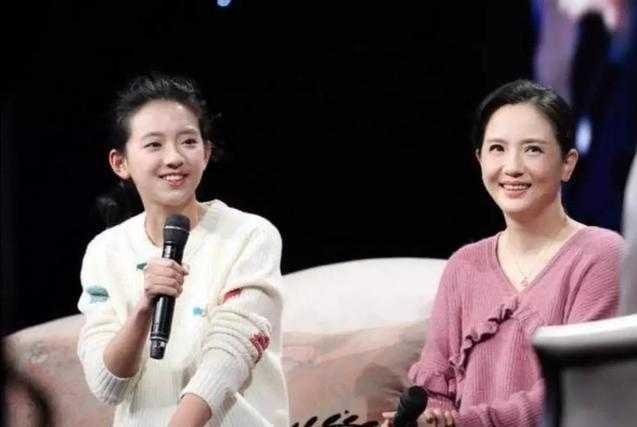 她是国家一级演员，丈夫因病去世，为了女儿守寡10年，今登台唱戏-6.jpg