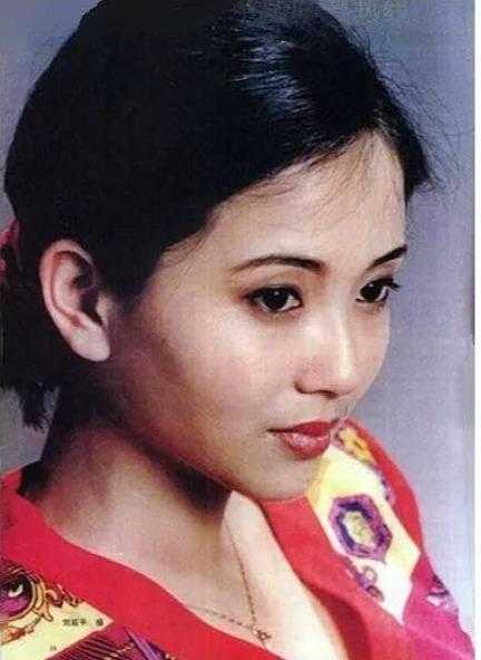 她是国家一级演员，丈夫因病去世，为了女儿守寡10年，今登台唱戏-5.jpg