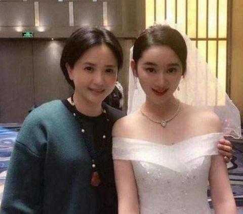 她是国家一级演员，丈夫因病去世，为了女儿守寡10年，今登台唱戏-7.jpg