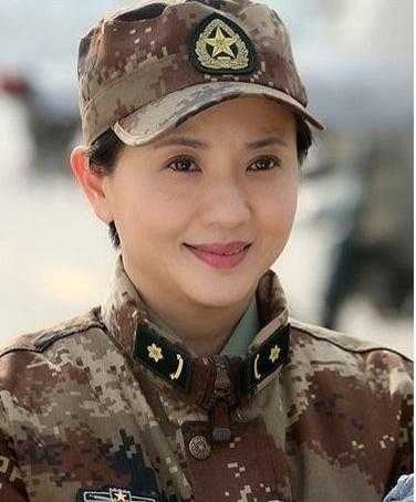 她是国家一级演员，丈夫因病去世，为了女儿守寡10年，今登台唱戏-9.jpg