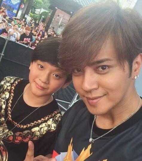 王菲女儿近照曝光，与陈宝莲儿子同框，长相帅气的他至今生父成谜-2.jpg