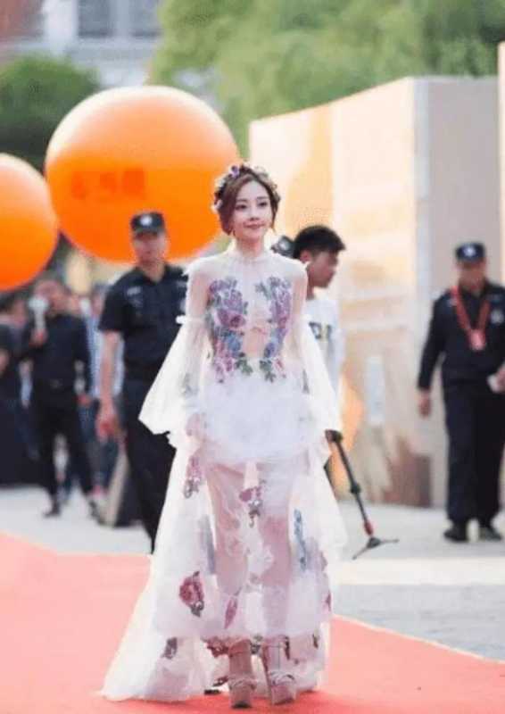 “150cm冯提莫”与“159cm鞠婧祎”同台，网友笑：膝盖以下全是鞋-1.jpg