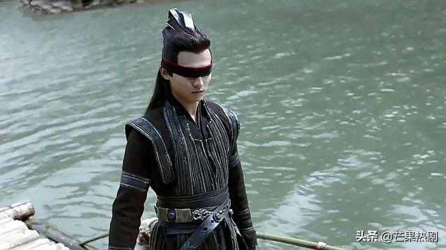 庆余年：海棠朵朵抡两把斧头上线，大战五竹，被五竹一掌打飞-4.jpg