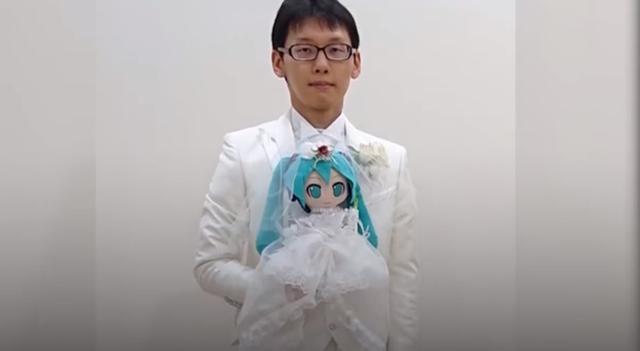 日本男子和初音未来结婚一年直言很幸福，二次元网友：那是我老婆-1.jpg