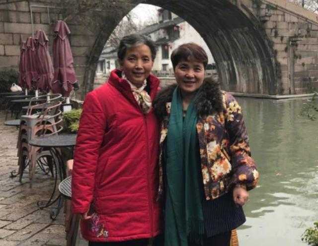 59岁老戏骨经历三次婚姻，儿子大婚前夫拒不参加，今近照曝光显苍老-1.jpg