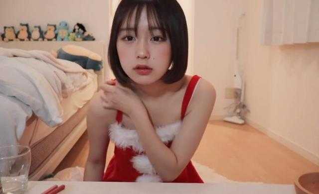 B站最美日本女孩穿圣诞装，不学中文骗宅男，转型做吃播了？-3.jpg