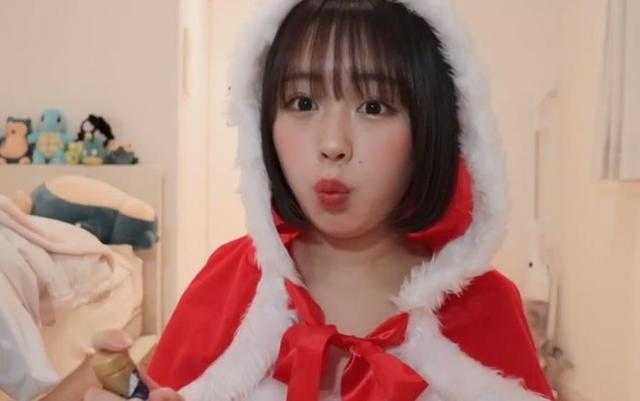B站最美日本女孩穿圣诞装，不学中文骗宅男，转型做吃播了？-2.jpg