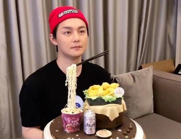 尹正生日开启在线吃播 与粉丝嗨聊演示独特造型蛋糕-2.jpg