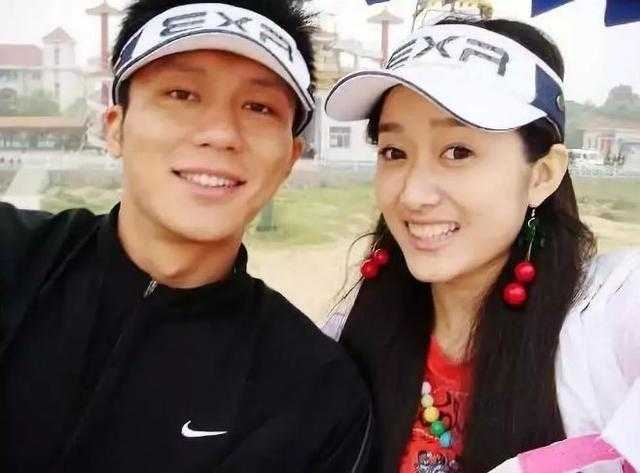 李小璐晒出跨年三连拍，阳光下活力四射，勉励自己：笑起来真好看-9.jpg
