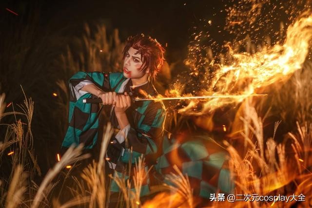 《鬼灭之刃》灶门炭治郎cos，场景与动作氛围，怎一个帅气了得-4.jpg