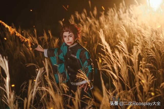 《鬼灭之刃》灶门炭治郎cos，场景与动作氛围，怎一个帅气了得-7.jpg