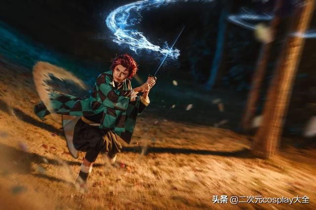 《鬼灭之刃》灶门炭治郎cos，场景与动作氛围，怎一个帅气了得-6.jpg