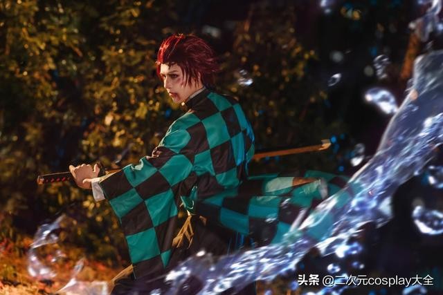 《鬼灭之刃》灶门炭治郎cos，场景与动作氛围，怎一个帅气了得-10.jpg