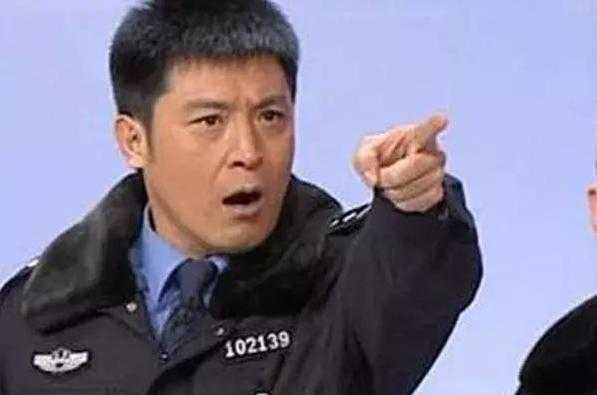 春晚“钉子户”,专演警察小保安,连登春晚13次,今51岁生活超幸福-1.jpg