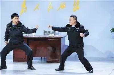 春晚“钉子户”,专演警察小保安,连登春晚13次,今51岁生活超幸福-11.jpg
