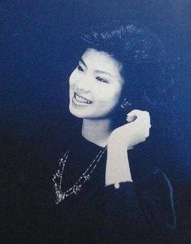 她曾9次荣登春晚,净身出户被老外骗走3000万,今53岁与丈夫超幸福-3.jpg