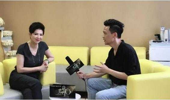 她曾9次荣登春晚,净身出户被老外骗走3000万,今53岁与丈夫超幸福-11.jpg