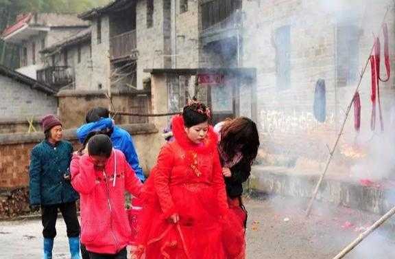 农村“娶妻怪象”，上过大学的打光棍，没上过学的成“香饽饽”？-2.jpg