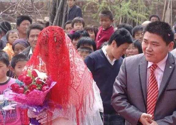 农村“娶妻怪象”，上过大学的打光棍，没上过学的成“香饽饽”？-1.jpg
