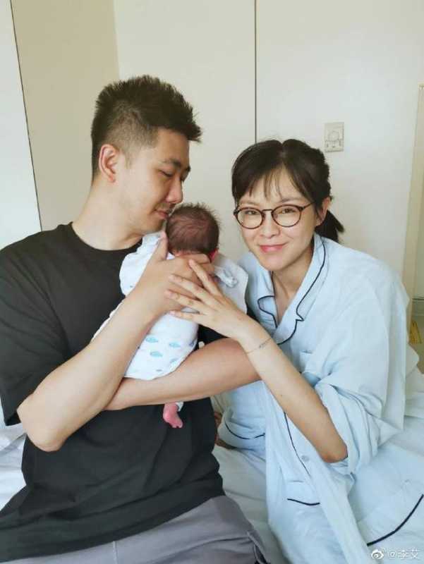 知名主持人李艾，模特出身，嫁给自己经纪人，今一家三口简单幸福-6.jpg