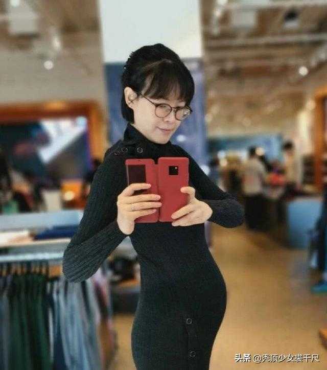 知名主持人李艾，模特出身，嫁给自己经纪人，今一家三口简单幸福-8.jpg