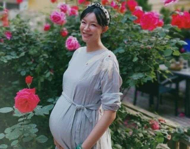 知名主持人李艾，模特出身，嫁给自己经纪人，今一家三口简单幸福-10.jpg