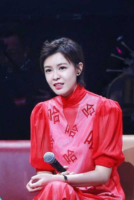著名主持人李艾，谋出路和选爱人的眼光很独到，今事业家庭双丰收-4.jpg