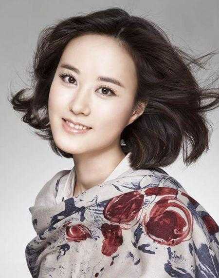 央视“美女主播”秦方，曾是重庆高考状元，今39岁感情空白仍单身-1.jpg