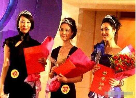 央视“美女主播”秦方，曾是重庆高考状元，今39岁感情空白仍单身-3.jpg