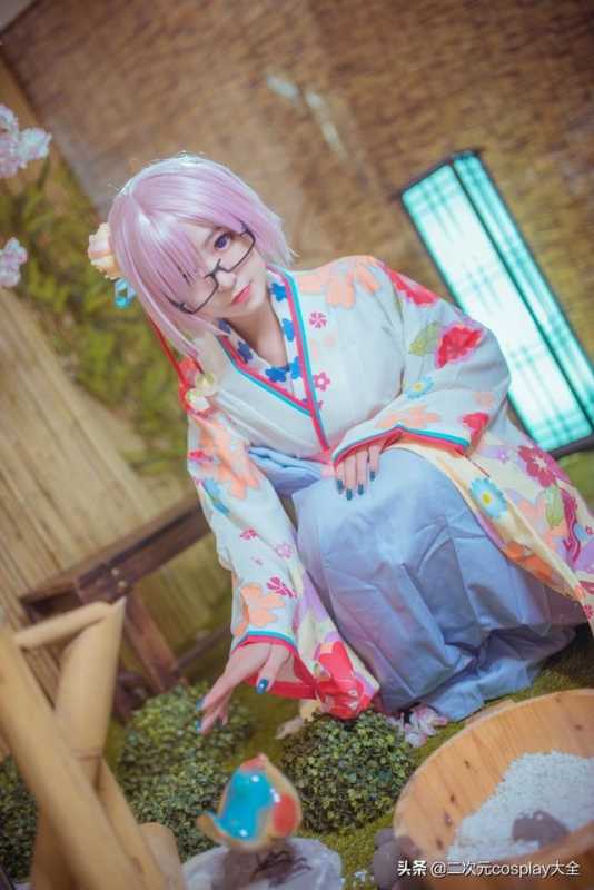 温婉气质的玛修cos，甜美的和服小仙女，抬眼镜的时候太可爱啦-1.jpg