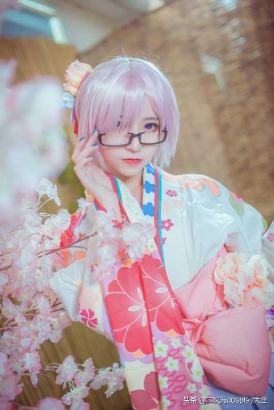 温婉气质的玛修cos，甜美的和服小仙女，抬眼镜的时候太可爱啦-2.jpg
