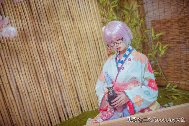 温婉气质的玛修cos，甜美的和服小仙女，抬眼镜的时候太可爱啦-4.jpg