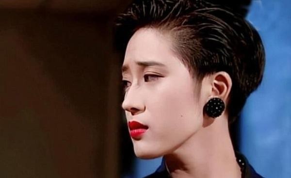 她气质远超李嘉欣,曾插足周慧敏,被嫁富豪骗个精光,今52岁仍单身-4.jpg