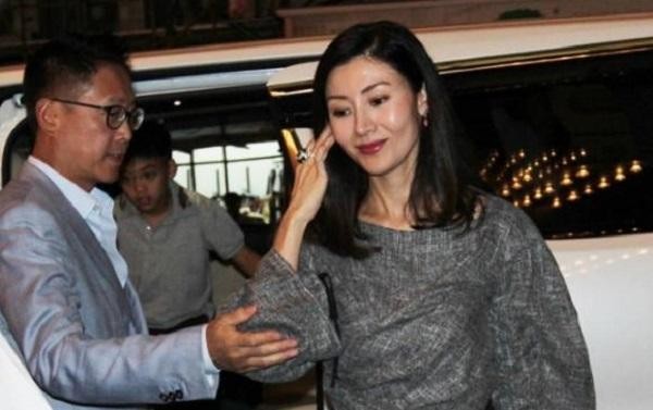 她气质远超李嘉欣,曾插足周慧敏,被嫁富豪骗个精光,今52岁仍单身-12.jpg