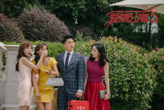 《爱情公寓5》海棠大力相亲时有谁注意到身后那个人？熟悉的面孔-1.jpg