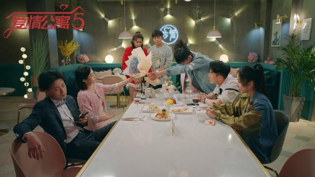 《爱情公寓5》海棠大力相亲时有谁注意到身后那个人？熟悉的面孔-3.jpg