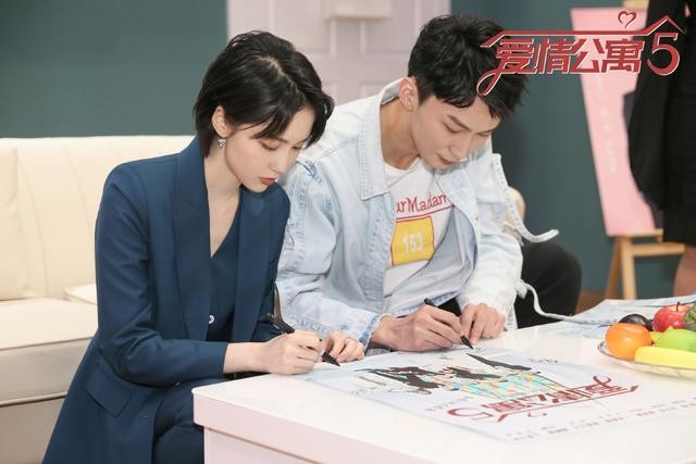 《爱情公寓5》海棠大力相亲时有谁注意到身后那个人？熟悉的面孔-6.jpg