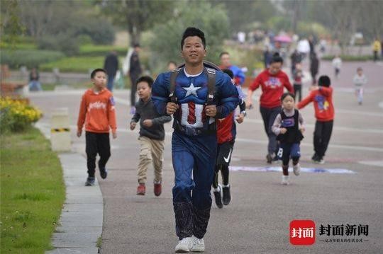 穿越童年 追逐梦想 成都首届漫影创意“变”装趣味跑千人开跑-3.jpg