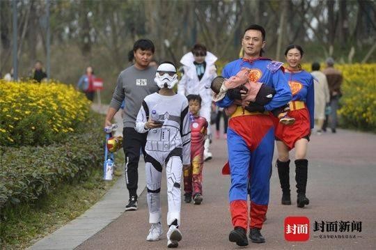 穿越童年 追逐梦想 成都首届漫影创意“变”装趣味跑千人开跑-6.jpg