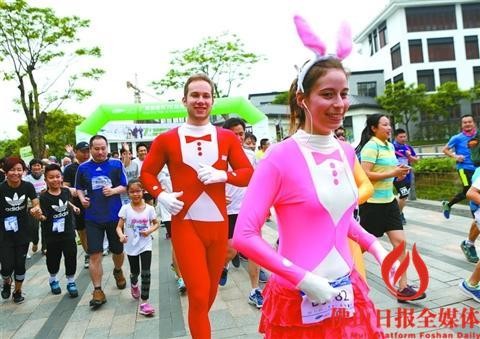 首届变装健康跑 趣味十足很“拉风”-2.jpg