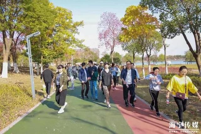 同走健康大道 倡导健康生活 海宁300人环行鹃湖-8.jpg