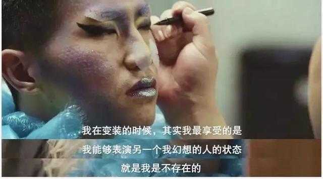 火遍欧美圈的“变装选美大赛”，能演能撕逼，男人穿上女装去表演“婊里婊气”的女人……都是精华人才-33.jpg