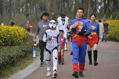 穿越童年 追逐梦想 成都首届漫影创意“变”装趣味跑千人开跑-4.jpg