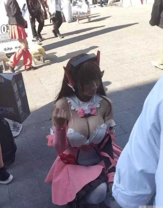二次元小姐姐玩cosplay引关注衣服“藏”不住好身材，扮的是谁？-1.jpg