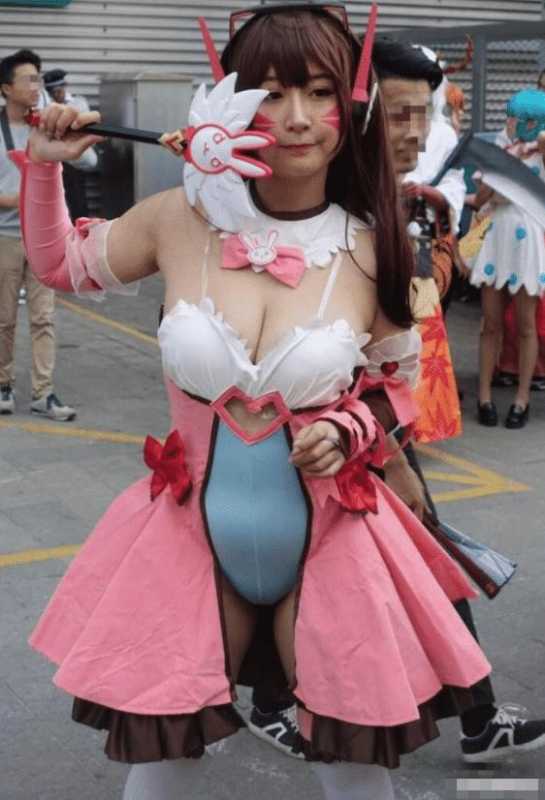 二次元小姐姐玩cosplay引关注衣服“藏”不住好身材，扮的是谁？-2.jpg