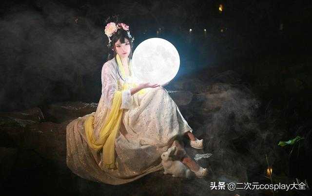 她是一位医护人员，她喜欢cosplay，jk制服和小裙子-3.jpg