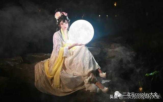 她是一位医护人员，她喜欢cosplay，jk制服和小裙子-4.jpg