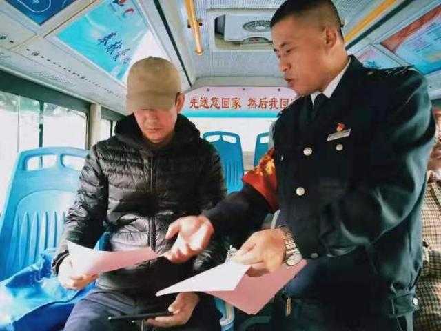 倡导健康生活，防艾宣传进车厢-1.jpg